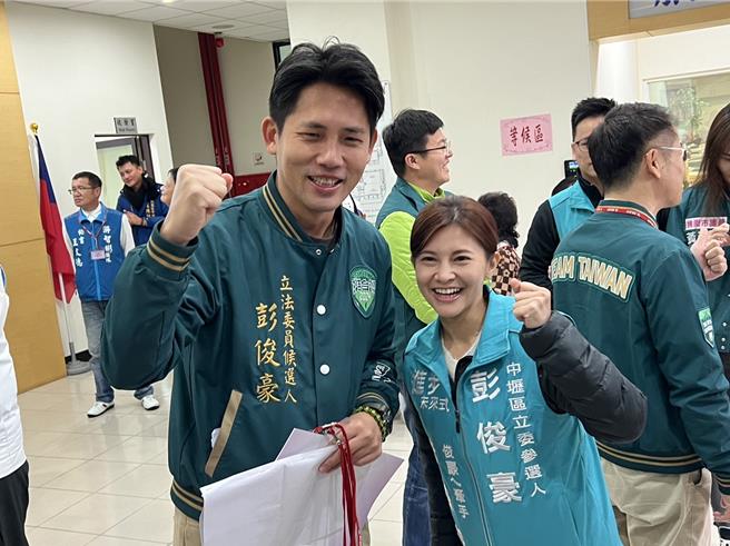 挑戰更上層樓的民進黨桃園市議員彭俊豪在妻子陪同下抽中5號。(蔡依珍攝)