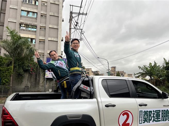 爭取連任的民進黨立委鄭運鵬率先抽出第2號，喊出總統立委雙贏。(蔡依珍攝)