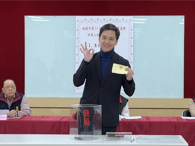 國民黨桃園市議員牛煦庭抽中3號，也喊出總統立委投3號，龜山蘆竹有靠山。(蔡依珍攝)