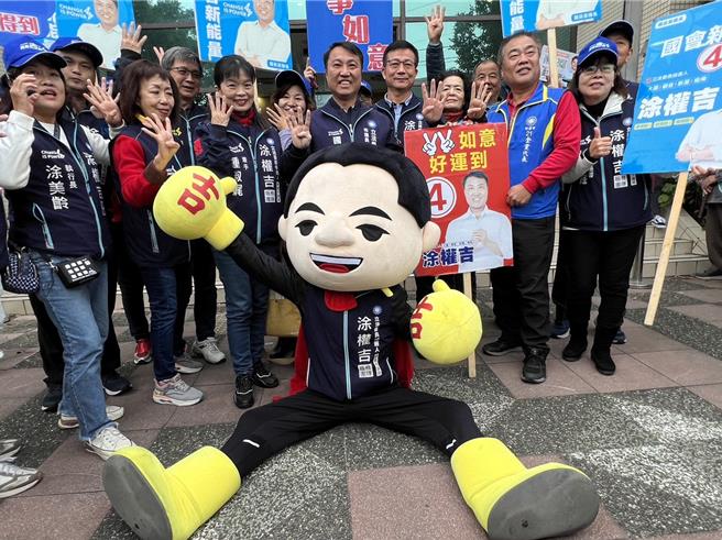 國民黨桃園市議員涂權吉抽中4號，喊事事如意好運到。(蔡依珍攝)