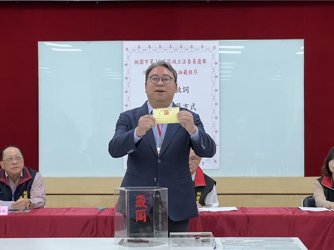 爭取連任的民進黨立委黃世杰先抽出第1號，立委投1號、最好的選擇。(蔡依珍攝)