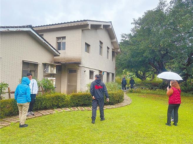 賴清德萬里老家近日吸引不少民眾前往朝聖、打卡，而老宅縱深長、一旁的草皮修剪整齊，還鋪設石階步道，相當美輪美奐。（本報資料照片）