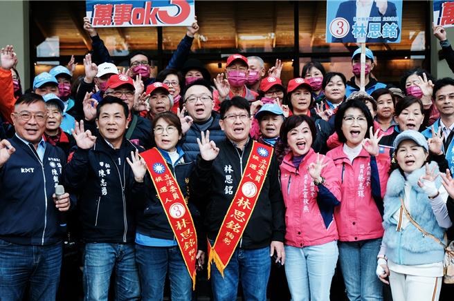 争取立委连任的国民党林思铭，候选人号次抽中3号，与总统选人侯友宜形成33连线，与支持者高喊「新竹靠山、万事ok！」（罗浚滨摄）