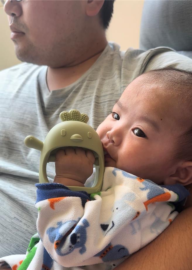 根据劳动部劳工保险局的统计，男性申请育婴留停比例逐年攀升，2020年至2022年，比例依序为18.56％、19.99％、25.49％，新北市优于全国平均值，分别占21.97％、23.98％、29.25％，连续3年居六都之冠。图为育婴留停示意图（非当事奶爸）。（新北市劳工局提供）