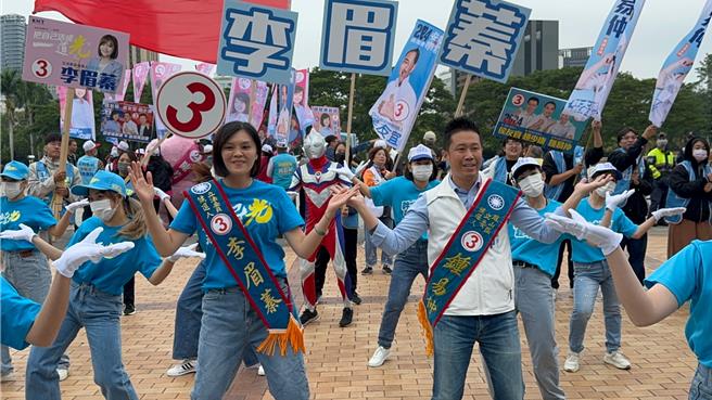 高雄七选区立委候选人锺易仲、三选区立委候选人李眉蓁大跳苦练多时的科目三等抖音神曲。（柯宗纬摄）