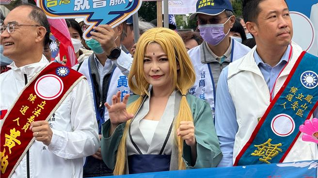 高雄六选区立委候选人陈美雅cosplay成动漫火影忍者角色「纲手」。（柯宗纬摄）