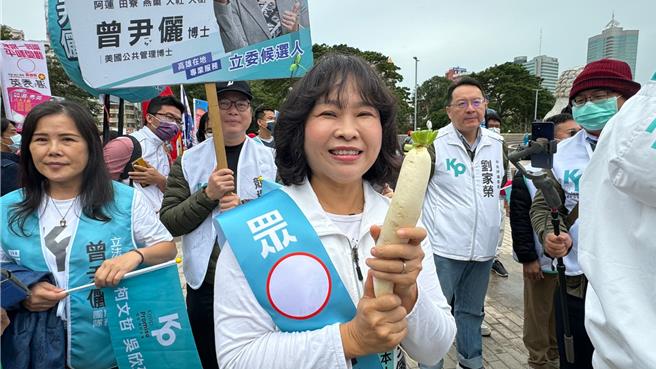 民眾党一选区立委候选人曾尹俪则说，「打断蓝绿垄断现象，从曾尹俪开始」。（柯宗纬摄）