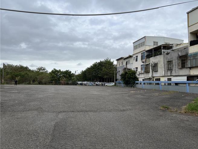 民眾党总统候选人柯文哲家族持有新竹隆恩段农业用地疑违规做停车场使用，20日上午现场游览车已全移走，只剩一片空地。（王惠慧摄）