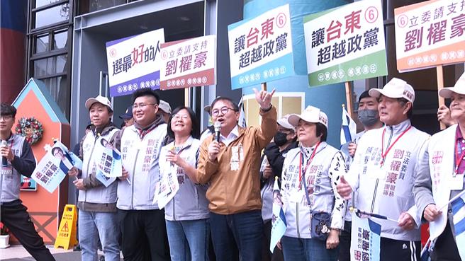 2024台東區域立委選舉號次抽籤，劉櫂豪（右四）抽中6號，高喊六六大順。（蕭嘉蕙攝）