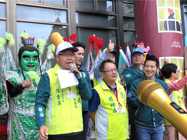 2024台東區域立委選舉號次抽籤，民進黨候選人賴坤成（中）抽籤王1號，高喊一馬當先。（賴坤成）