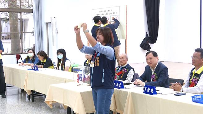 2024台東區域立委選舉號次抽籤，國民黨候選人黃建賓由妻子代為抽出5號。（蕭嘉蕙攝）