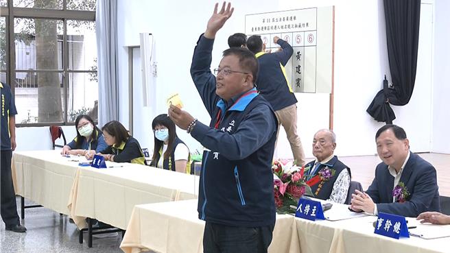 2024台東區域立委選舉號次抽籤，無黨籍許瑞貴抽中3號。（蕭嘉蕙攝）