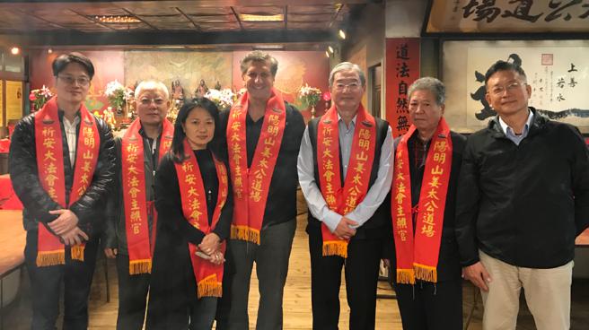 方雋哲(左四)參加陽明山姜太公道場七星燈法會。（圖片來源：姜太公到場提供）
