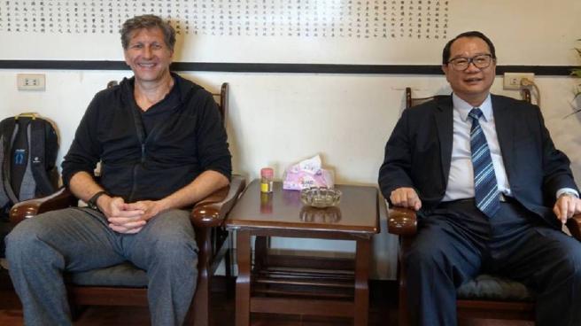 方雋哲拜訪陽明山姜太公道場主席羅世新。（圖片來源：姜太公到場提供）