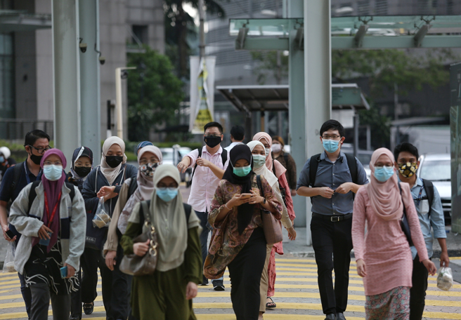 马来西亚近期COVID-19疫情严重，卫生部要求确诊患者必须自行隔离，民眾外出应佩戴口罩。（示意图／Shutterstock）