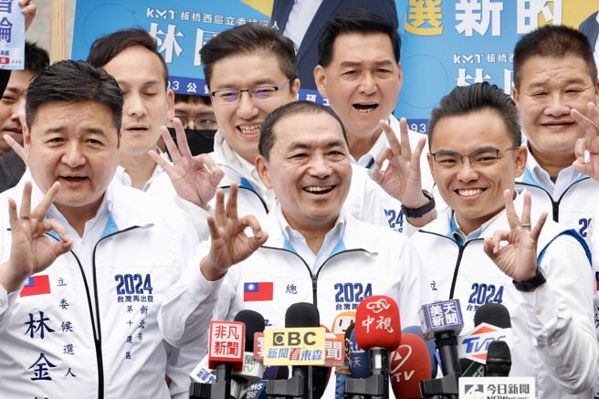 国民党总统候选人侯友宜（中）表示，这次国民党团结一定可以高票檔选，对于今晚7点的总统政见发表会，他有信心可以完全符合人民期待。（陈信翰摄）