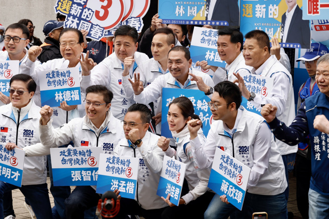 国民党总统候选人侯友宜（中）20日前往新北市选委会陪同立委参选人抽号次、为参选人们加油打气，并提出11项民进党缺失。（陈信翰摄）