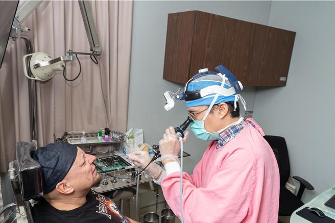 挪威人Peter常期受鼻窦炎困扰，日前特别安排亚洲度假，台中长安医院接受鼻窦内视镜手术，他也让台湾的医疗讚誉有加。（长安医院提供／冯惠宜台中传真）