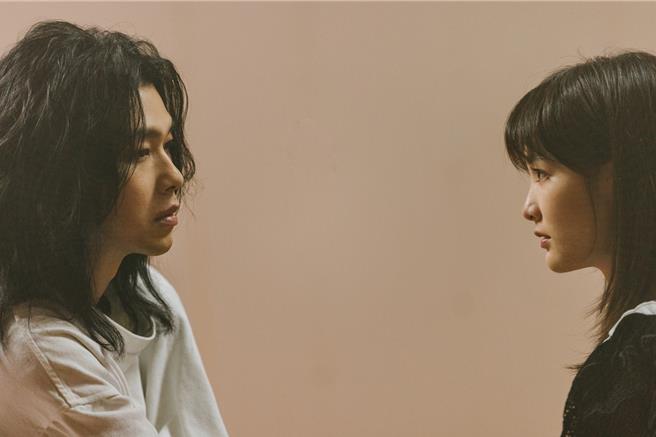 圣皓献出演戏初体验，与王净演出相爱相杀。（相信音乐提供）