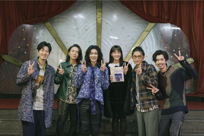 麋先生邀请王净拍摄主打〈笨蛋〉MV，献上实体专辑。（相信音乐提供