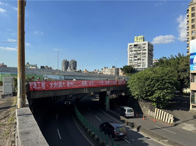连接台北市中正区及新北市永和区的中正桥改建工程，预定将在22日晚间11时起至24日下午4时止办理台北端跨越水源路上方之下游侧部分引桥第二阶段拆除作业。(黄敬文翻摄)