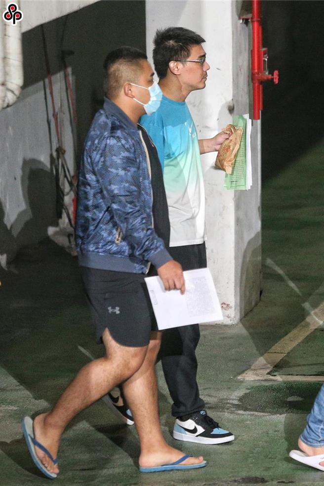 扯铃教练鲁纪贤（后）被依违反《国安法》羁押禁见。（本报资料照片，杜宜谙摄）