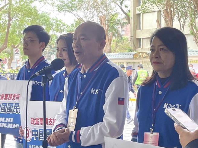 中选会今举办政党不分区立委选举号次抽籤，国民党由不分区第一名的高雄市前市长韩国瑜做为代表，最后抽出9号。（张薷摄）