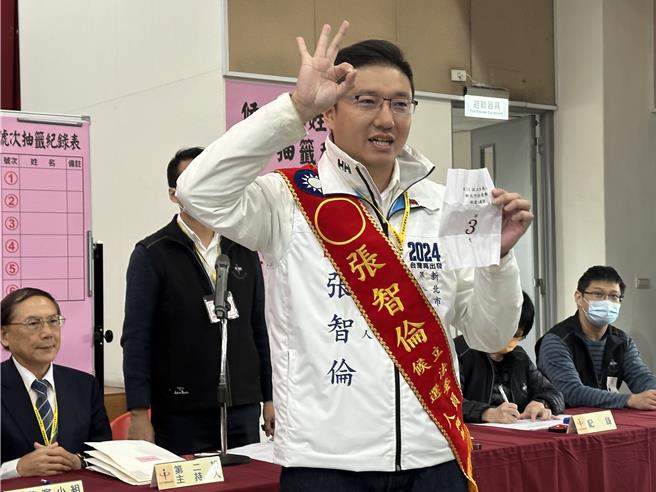 八選區張智倫抽到3號，張喊出「當中和人民的靠山」。（高鈞麟攝）