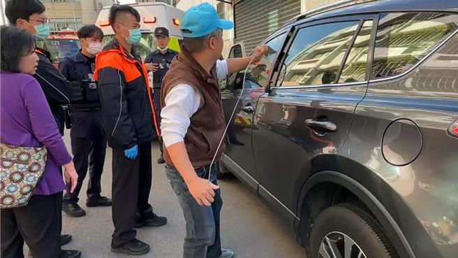 彰化县鹿港镇19日发生3岁小男童独留车内被锁事件，锁匠到场顺利开启车门。（民眾提供／孙英哲彰化传真）