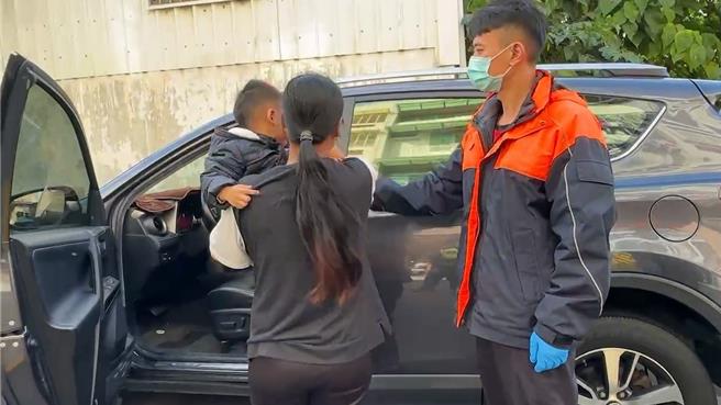 彰化县鹿港镇19日发生3岁小男童独留车内被锁事件，车门由锁匠开启后，被困车内的3岁小男童随即被其母亲抱出车外。（民眾提供／孙英哲彰化传真）