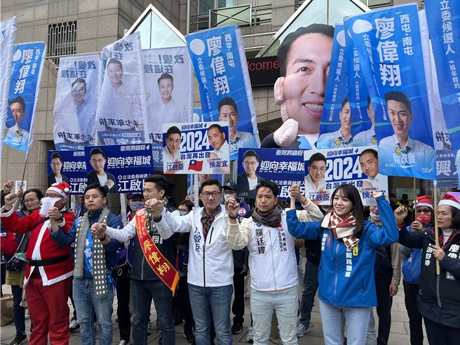 國民黨爭取連任的現任立委江啟臣，上午陪同同黨年輕參選人抽籤。（林欣儀攝）