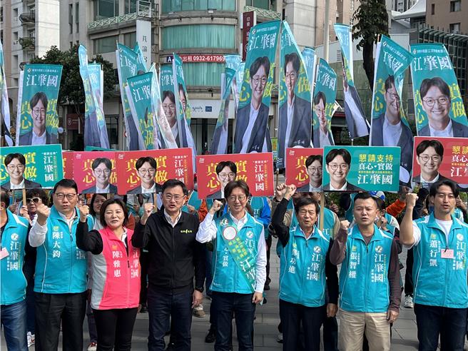 無黨籍現任立委黃國書陪同民進黨參選人江肇國抽籤，強調接棒。（林欣儀攝）