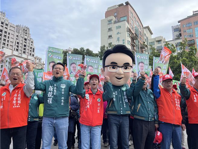 民進黨爭取連任的莊競程帶著分身前往抽籤。（林欣儀攝）