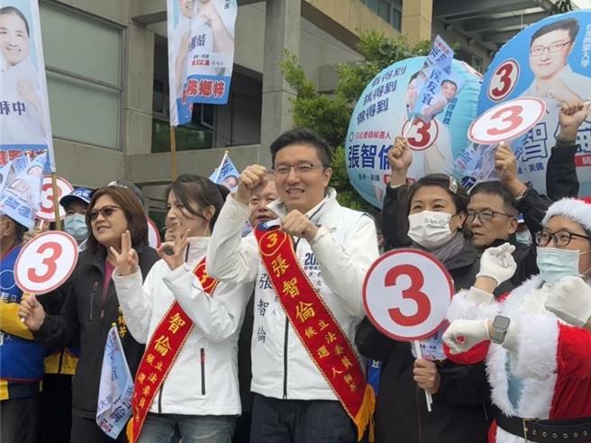 國民黨新北八選區候選人張智倫由中和多位里長出面力挺，大跳「中信兄弟」，大喊「凍蒜張智倫，高票當選張智倫」。（柯毓庭攝）