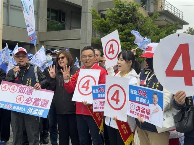 國民黨新北一選區候選人洪孟楷抽中4號籤，率支持者在門口高喊「4必當選，事事如意」。（柯毓庭攝）