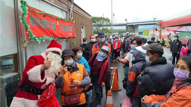 新北大都會公園重新橋觀光市集23日將舉辦「聖誕響叮噹，市集送蜜糖」活動。（新北市高灘處提供）