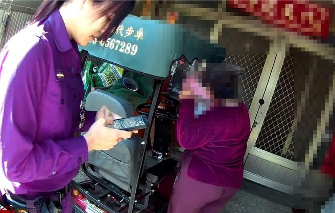 76岁住台南柳营的柯姓老妇，骑电动车3天内2度走失，幸有员警助她平安返家。（读者提供／张毓翎台南传真）
