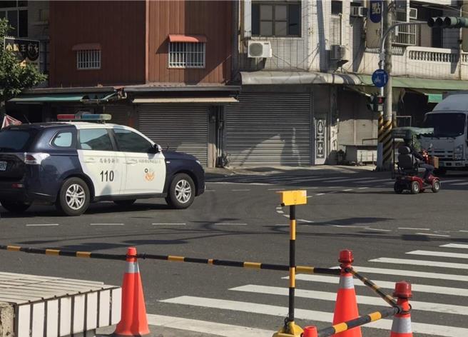 新营警分局柳营分驻所前天（18日）上午接获民眾报案，在柳营区长荣路6段一座农场前有老人疑似迷途。（读者提供／张毓翎台南传真）