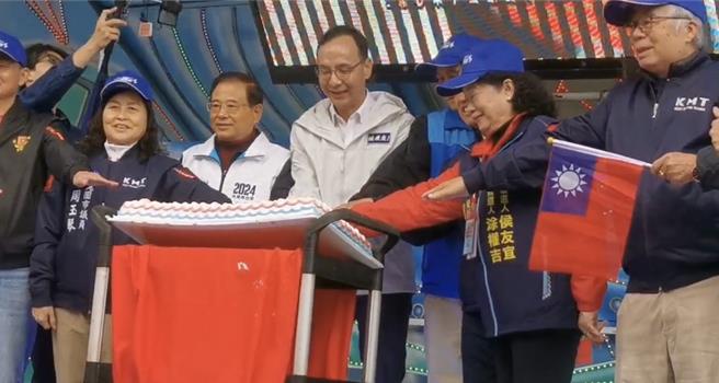 國民黨桃園市黨部慶祝建黨129周年黨慶大會20日在桃園二選區立委參選人涂權吉楊梅競總舉行。（蔡明亘攝）