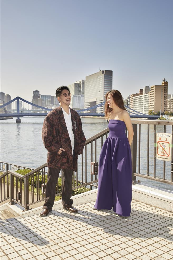 9m88与长冢健斗合唱耶诞情歌〈Snowy Road〉。（Numero Tokyo提供）