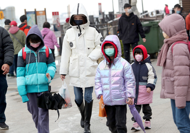 气象署发布低温特报，新竹以北及宜兰有持续10度左右低温，警示为橙色灯号，恐探6度以下。（本报资料照片）