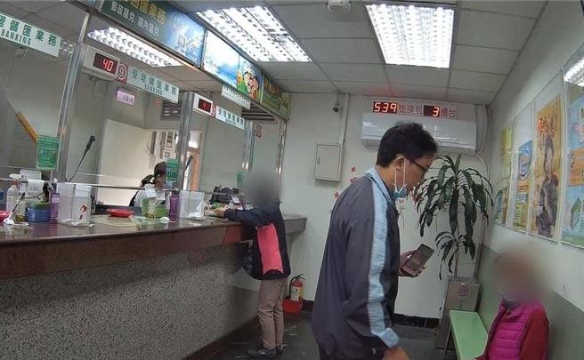77岁的许姓妇人差点掉入投资诈骗陷阱，所幸警方及时到场劝阻，她这才终于打消匯款念头。（八德警分局提供／陈梦茹桃园传真）