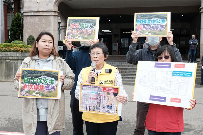 时代力量立委陈椒华（中）指诉宝山乡「有谦家园社区」公共服务区有违建。（罗浚滨摄）