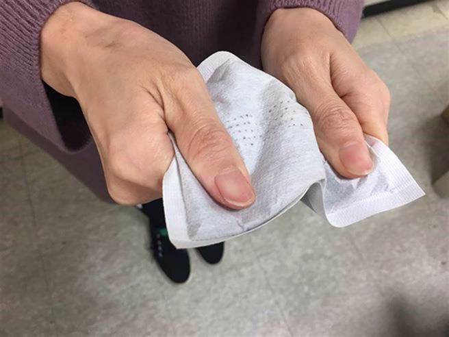 环境部表示，暖暖包中有活性碳，具有除臭或防潮效果，可将其放在衣柜或鞋柜中。（图／示意图，报系资料照）