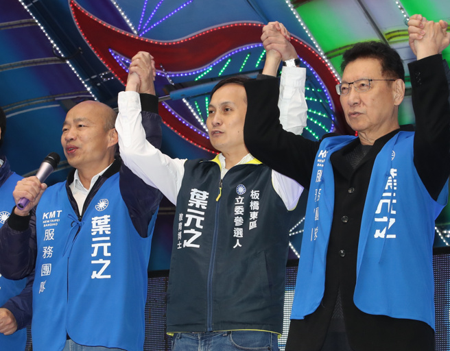 国民党副总统候选人赵少康（右）、前高雄市长韩国瑜（左）17日出席侯友宜、叶元之联合竞选总部成立大会。（资料照,刘宗龙摄）