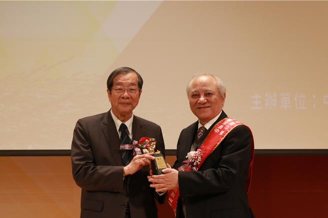 致理科大董事长梁圣时（右）获颁杰出教育事业家，从考试院长黄荣村（左）手中接过奖座。（致理科技大学提供）
