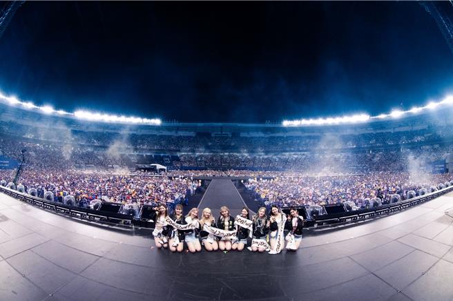 NiziU去年与今年在日本举办万人体育馆巡演，可见她们的超高人气。（映珈娱乐提供）