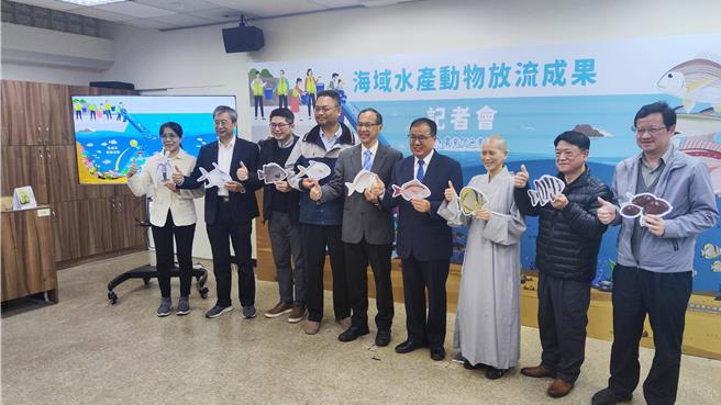 漁業署表示，今年評估確認部分野外捕撈經濟物種有40％以上來自於放流種苗，顯示放流對漁業資源有正面效益。（林良齊攝）