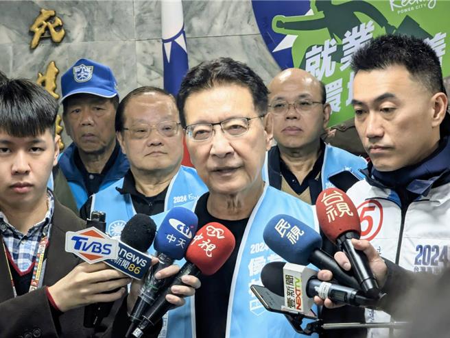 國民黨副總統候選人趙少康（中）談到賴清德萬里老家爭議，他認為賴清德雙重標準。（張志康攝）