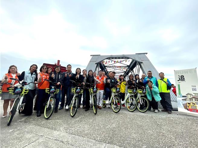 雲林縣政府在虎尾鎮推出「追五分車甜蜜蜜」季節限定遊程，20日將五分車火車頭移至縣定古蹟虎尾鐵橋旁，「車、橋同框」畫面讓虎尾鎮「糖都」美名風華再現。（雲林縣政府提供／張朝欣雲林傳真）